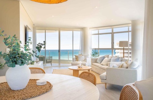 Coolangatta Apartment | Coastal Penthouse 3BR Luxe Living Over Kirra Beach