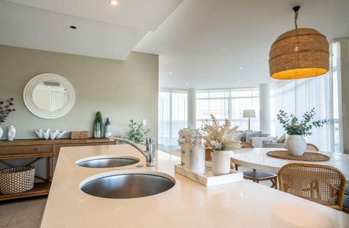 Coolangatta Apartment | Coastal Penthouse 3BR Luxe Living Over Kirra Beach