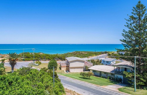 Guilderton House | Coastal Pine-Ocean view from the front and back