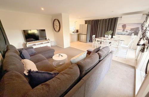 Warrnambool House | Coastal Retreat, Spacious Home with EV Charging, Alfresco, Parking & WiFi