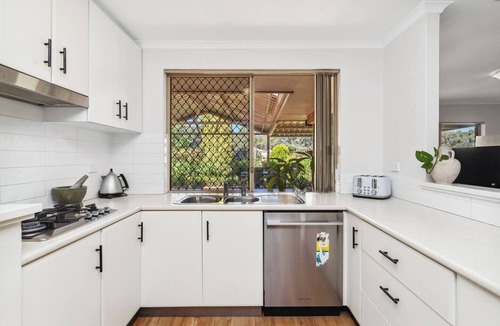 Silver Sands House | Coastal Retreat Walk to Beach Ocean Views