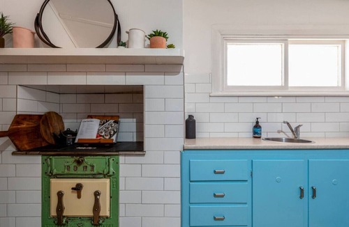 Wallaroo House | Coastal Sea Breeze Cottage - Pet Friendly
