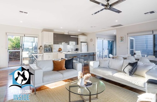 Middleton House | Coastal Style Pavilion House, Sea Views, Big Decks 1 street from Beach -Duney