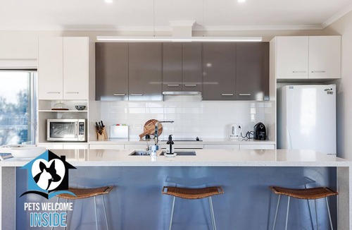 Middleton House | Coastal Style Pavilion House, Sea Views, Big Decks 1 street from Beach -Duney