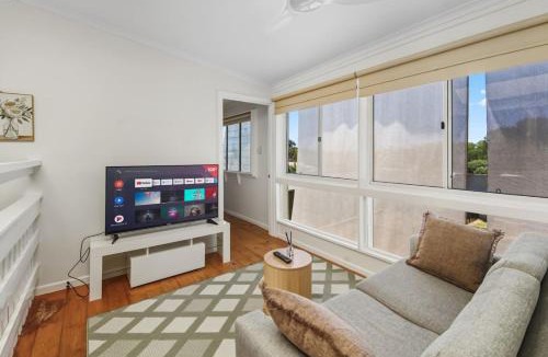Wynnum House | Coastal Wynnum Home Near Plaza and City Connections