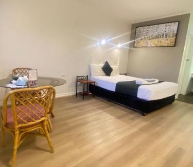 Hay Hotel | Cobb Inlander Motel