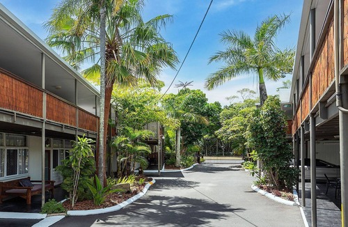 Scarness Apartment | Coconut Palms Spacious 1 Bedroom Apartment