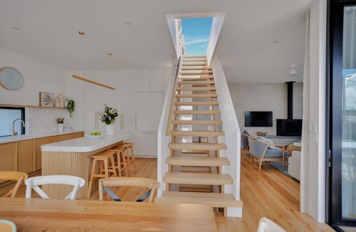 Barwon Heads Villa | Colite Luxury Barwon Heads Sleeps 8 Rooftop deck 2 minute walk to the main shops river and parks