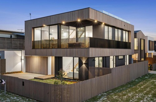 Barwon Heads Villa | Colite Luxury Barwon Heads Sleeps 8 Rooftop deck 2 minute walk to the main shops river and parks
