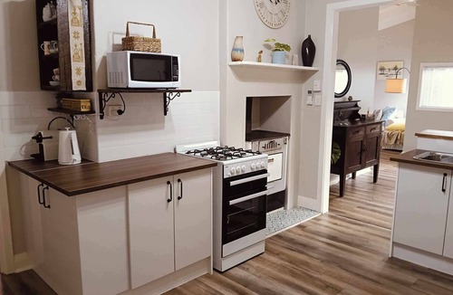 Collie Cottage | Collie Getaway- Camellia Cottage