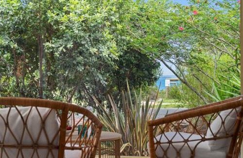 Vincentia House | Collingwood - 4BR modern beachfront holiday home