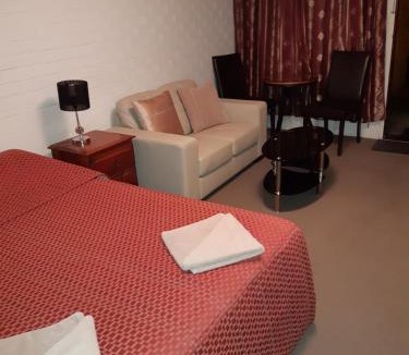 East Tamworth Hotel | Colonial Inn Motel
