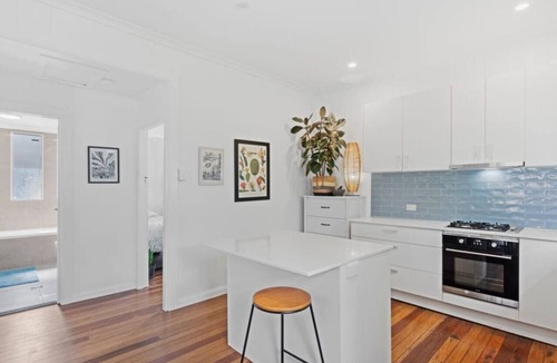 Fairfield House | Colossal Home 6 Min to CBD