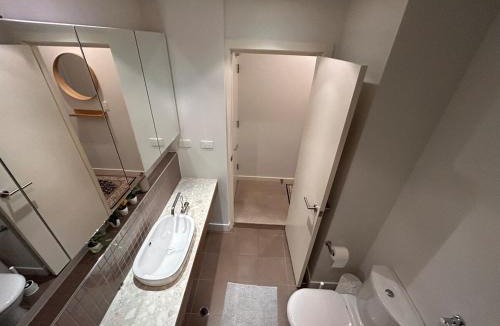 New Port Apartment | Comfort of Home Pool Gym Sauna Secure Parking