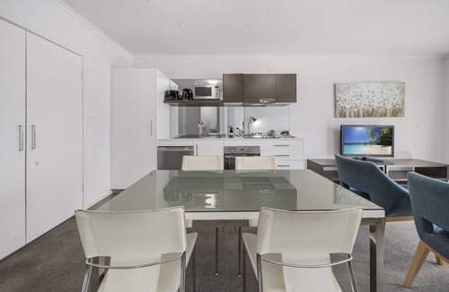 Greenway Apartment | Comfortable 1-Bed in Convenient Lakeside Location