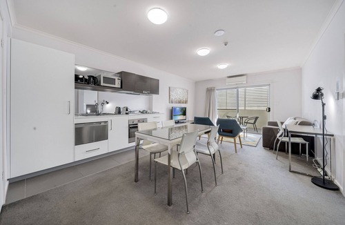 Greenway Apartment | Comfortable 1-Bed in Convenient Lakeside Location