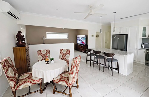 Munruben House | Comfortable 2-Bedroom Unit with A/C, Kitchen, and Large-Screen TV — Plus Parking