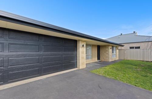 Mount Gambier House | Comfortable 4-Bedroom Home with Backyard Escape