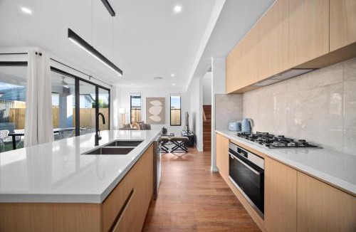 Mount Gravatt East House | Comfortable 4 Bedroom Family Home with 3 Bathrooms and Air Conditioning
