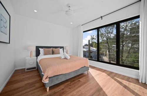 Mount Gravatt East House | Comfortable 4 Bedroom Family Home with 3 Bathrooms and Air Conditioning