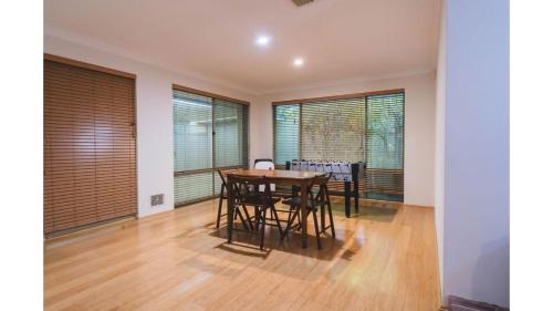 Canning Vale House | Comfortable 4BDR Family home in Suburbia