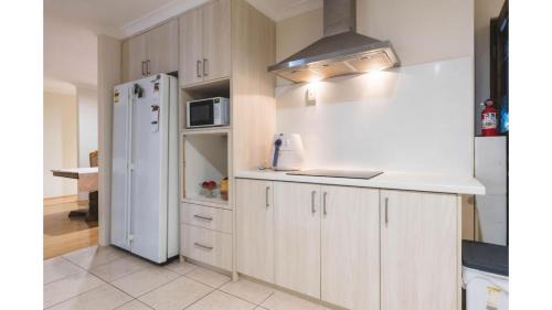 Canning Vale House | Comfortable 4BDR Family home in Suburbia