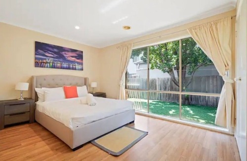 Tarneit House | Comfortable and Cozy Tarneit Large Family Home w/ BBQ