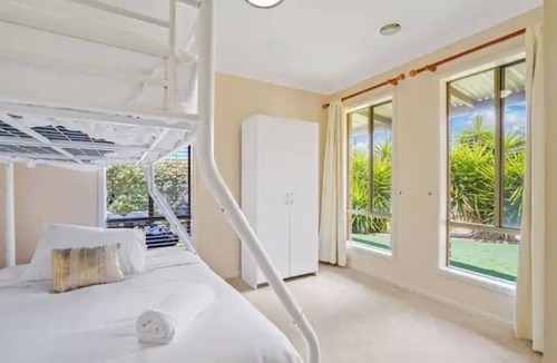 Tarneit House | Comfortable and Cozy Tarneit Large Family Home w/ BBQ