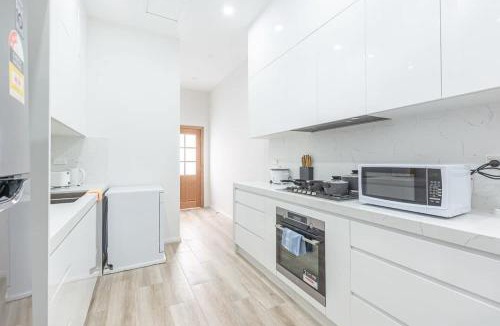 Eastwood House | Comfortable Double Room with 2 Beds in Eastwood - Shared Bathroom and Kitchen