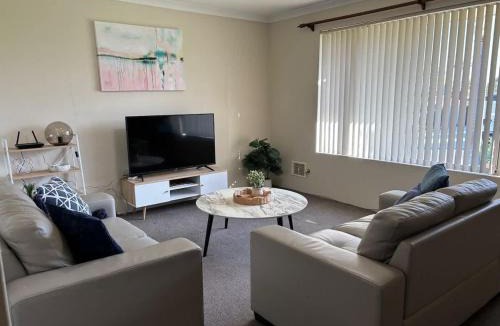 Woodvale House | Comfortable family friendly retreat with pool