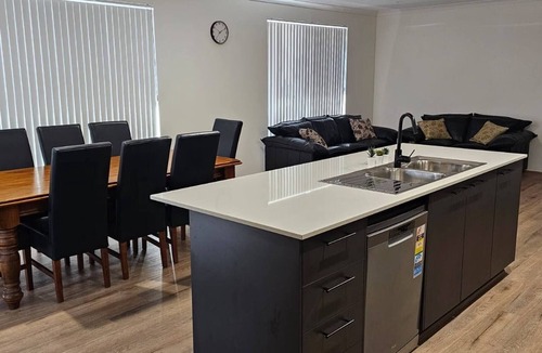 Byford House | Comfortable Getaway for Families & groups