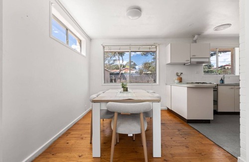 Page House | Comfortable Home for 6 | Long & Short Stays