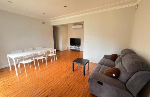 Seven Hills House | Comfortable Queen Room next to Shopping Centre and Station - SH3
