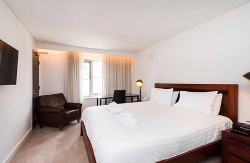 Perth Apartment | Comfortable Room with Fantastic Rooftop Views