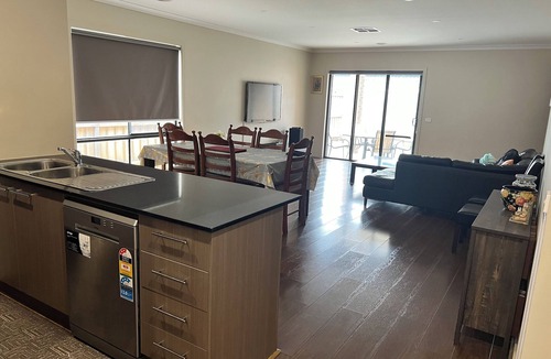 Tarneit House | Comfortable stay with Movie/Sport App on TV