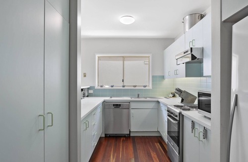 Point Lookout House | Comfortable unit within a short stroll of Cylinder and Deadmans Beaches.