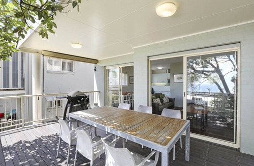 Point Lookout House | Comfortable unit within a short stroll of Cylinder and Deadmans Beaches.