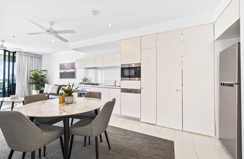 Broadbeach Apartment | Comfy 1 Bedroom + Study Holiday Unit - Q Stay