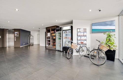 Greenway Apartment | Comfy 2-Bed Near the Lake with Secure Parking