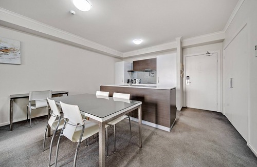 Greenway Apartment | Comfy 2-Bed Near the Lake with Secure Parking