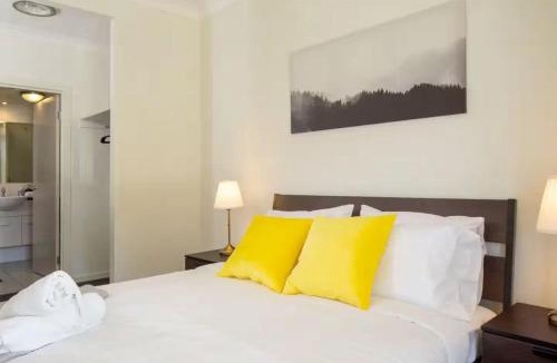 Indooroopilly Apartment | Comfy 2BD Parkside Home Close to UQ & Mall