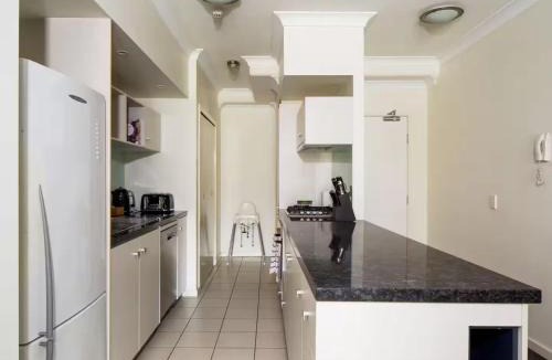Indooroopilly Apartment | Comfy 2BD Parkside Home Close to UQ & Mall