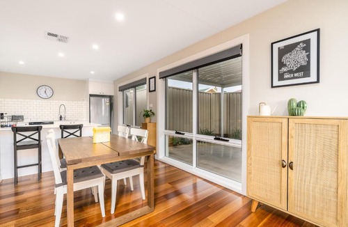 Chifley House | Comfy and Modern House with Outdoor Dining and WiFi - Hosted by CanStay