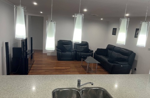 Harrisdale House | comfy and spacious heaven Located in prime location.