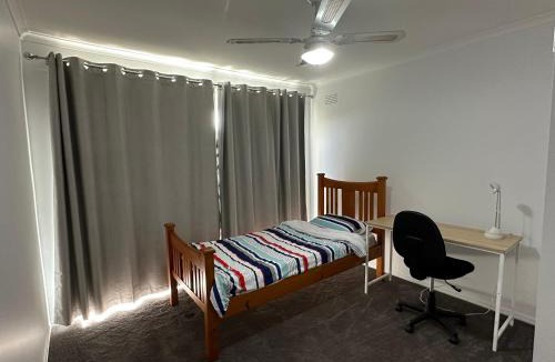 Grovedale House | Comfy bed quiet neighbourhood