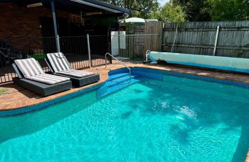 Shailer Park House | Comfy Logan - Shared bathrooms - Individual Room with a Queenbed