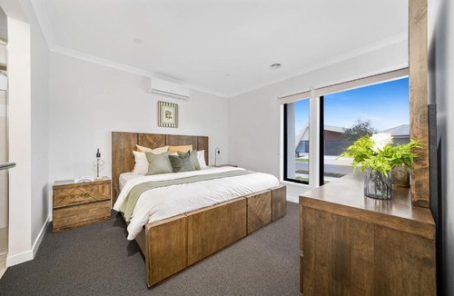 Mickleham House | Comfy Premium 4BR Near Airport, Cafes & Amenities