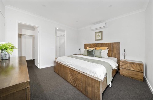 Mickleham House | Comfy Premium 4BR Near Airport, Cafes & Amenities