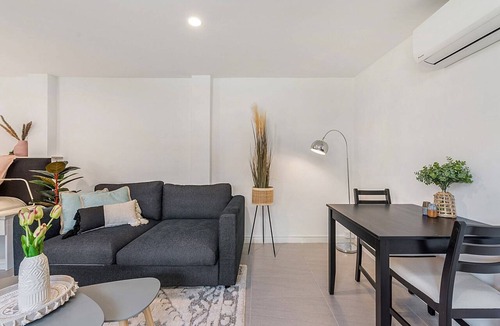 Carnegie Apartment | Comfy Studio near Racecourse