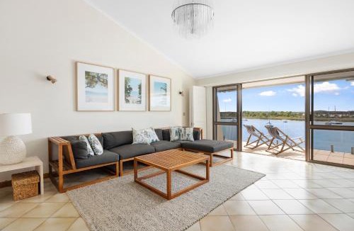 Noosa Heads Apartment | Commodore 8 Top Floor Views